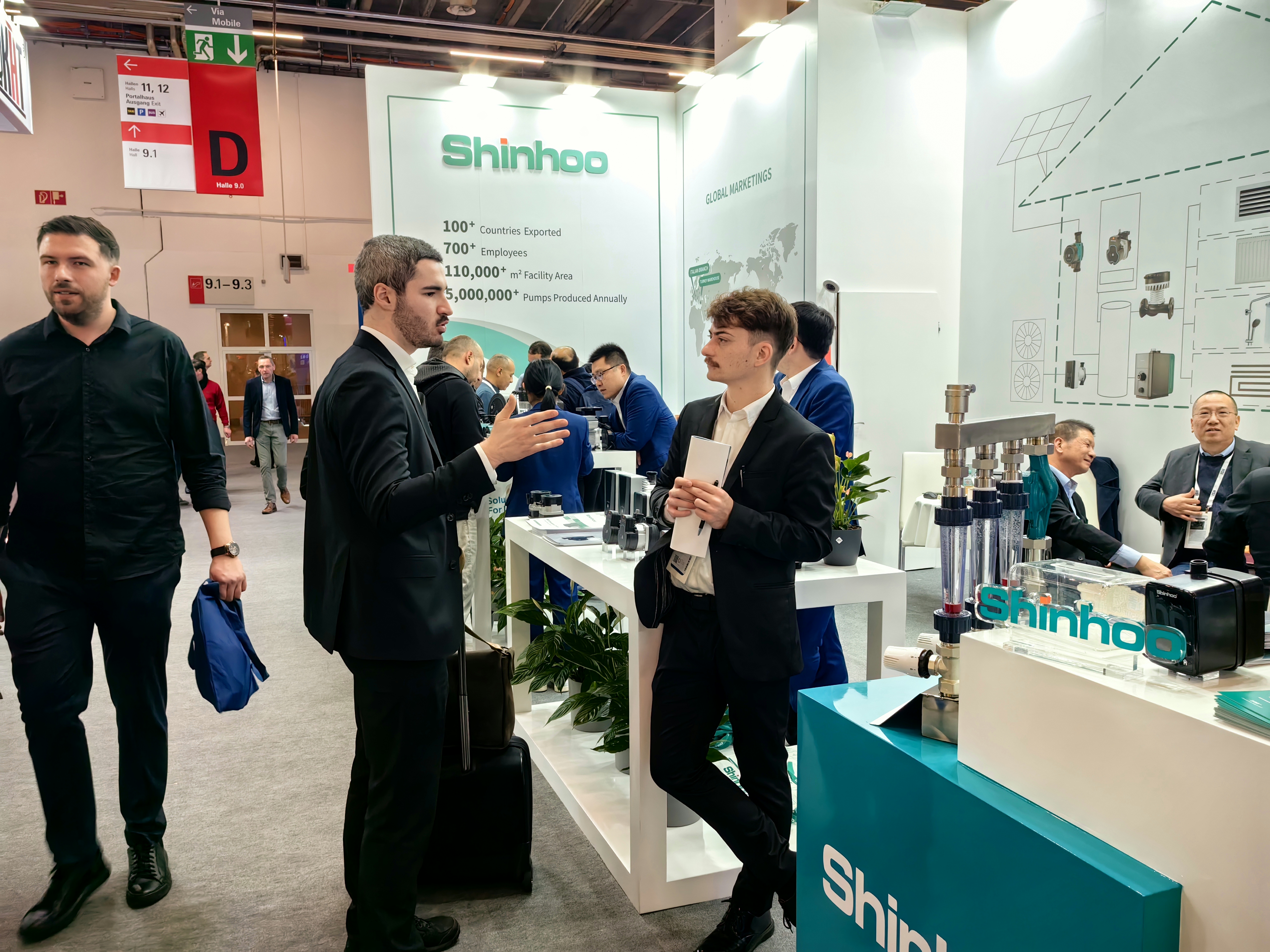 Francoforte, Germania - Si è conclusa con successo la ISH 2025 di Francoforte, una fiera di fama mondiale per l'edilizia, l'energia, le tecnologie di climatizzazione e le energie rinnovabili. In qualità di produttore leader di motopompe in scatola, Shinhoo di Anhui, Cina, ha presentato i suoi ultimi risultati tecnologici e i suoi prodotti a questo evento internazionale di alto profilo, dimostrando al mondo l'eccellenza delle imprese cinesi di pompe.  Prodotti innovativi  Durante l'ISH 2025 di Francoforte, lo stand di Shinhoo era pieno di attività, attirando clienti e professionisti da tutto il mondo. I visitatori sono stati affascinati dai prodotti esposti, tra cui le pompe per caldaie a gas murali della serie GPA III U, la serie Master H Pro per impianti a pompa di calore, le pompe di circolazione ERP della serie Mega S e le pompe booster della serie Aquamaster.  Un nuovo viaggio internazionale  Anche se l'ISH 2025 di Francoforte si è concluso, il viaggio di Shinhoo è appena iniziato. Nel 2025, la filiale italiana di Shinhoo European S.R.L. inizierà ufficialmente le sue attività. Questo segna un passo significativo nella strategia globale di Shinhoo e un passo deciso verso l'attraversamento dei confini e l'abbraccio del mondo.  Con una prospettiva globale e l'integrazione di competenze internazionali, Shinhoo è destinata a portare le nuove tendenze della tecnologia delle pompe sui mercati europei e mondiali con le sue soluzioni innovative e la sua qualità affidabile, costruendo un brillante futuro di cooperazione internazionale.